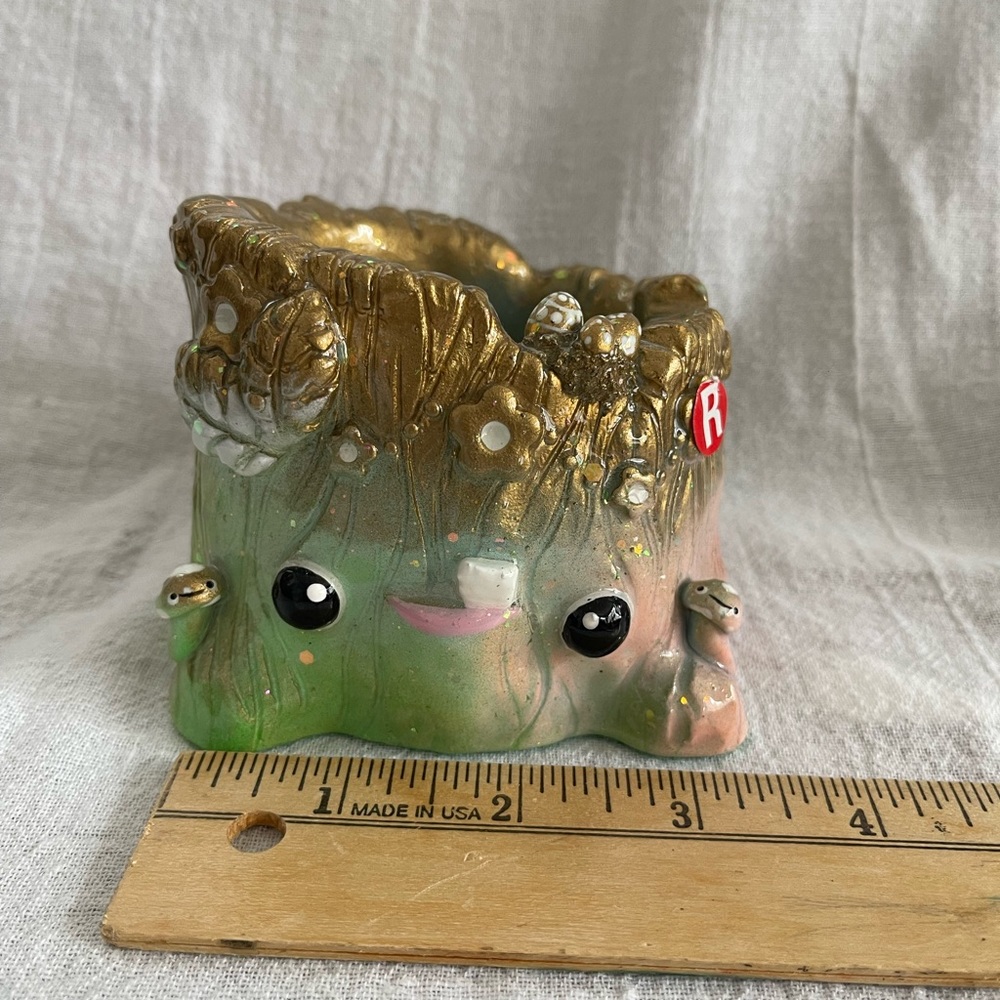 Resin concrete pot tree stump metallic accent